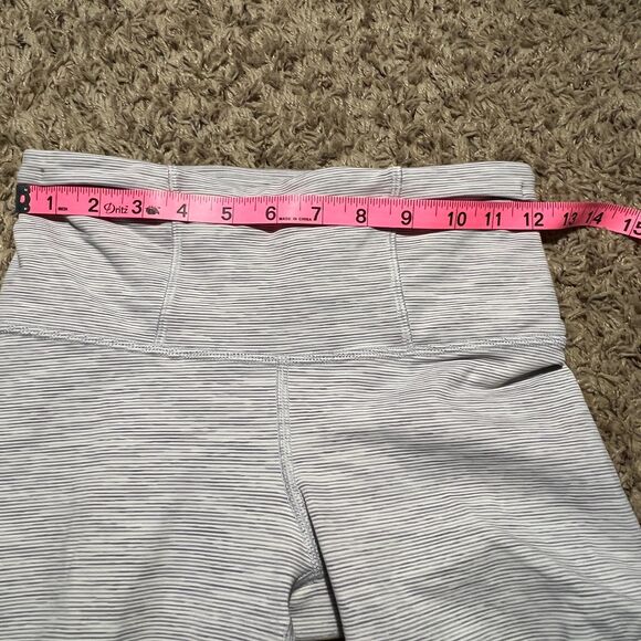 Lululemon Size 4 Run With The Sun Crop Wee Are From Space Nimbus Battleship Wht - Picture 8 of 9